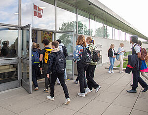 Billede af elever på første skoledag